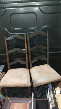 Stare krzesla drewniane.