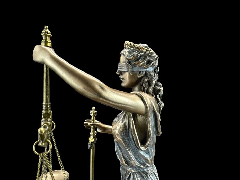 Klęcząca Temida  z  Nożykiem  do  Listów VERONESE WU77560A4