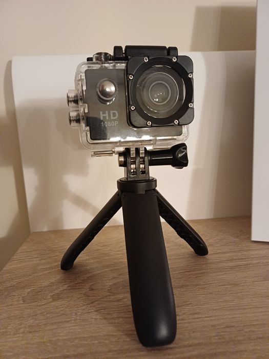 Câmara de ação 1080p, com tripé extensível.
