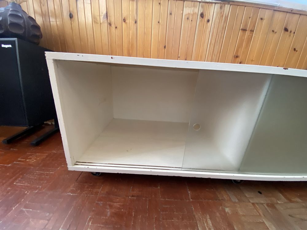 Aparador/consola baixo e contemporâneo