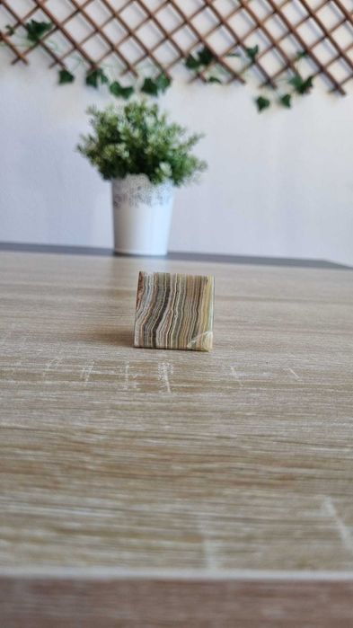 Pirâmide decorativa em pedra natural polida