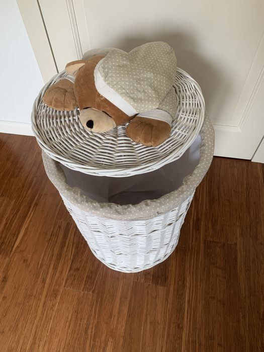 Kosz wiklinowy na pranie z misiem