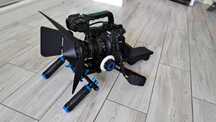 Kamera filmowa Canon C100 z obiektywem, DAF i rigiem