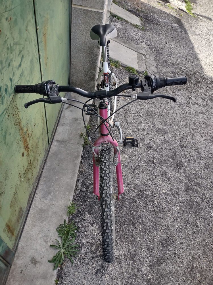 Bicicleta rosa com mudanças