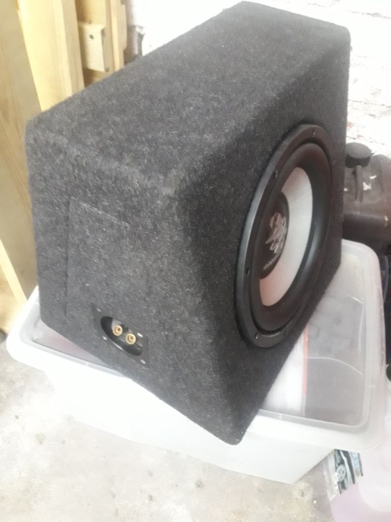 Subwoofer w obudowie