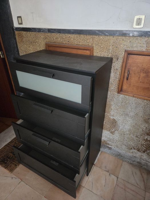 Roupeiro preto simples