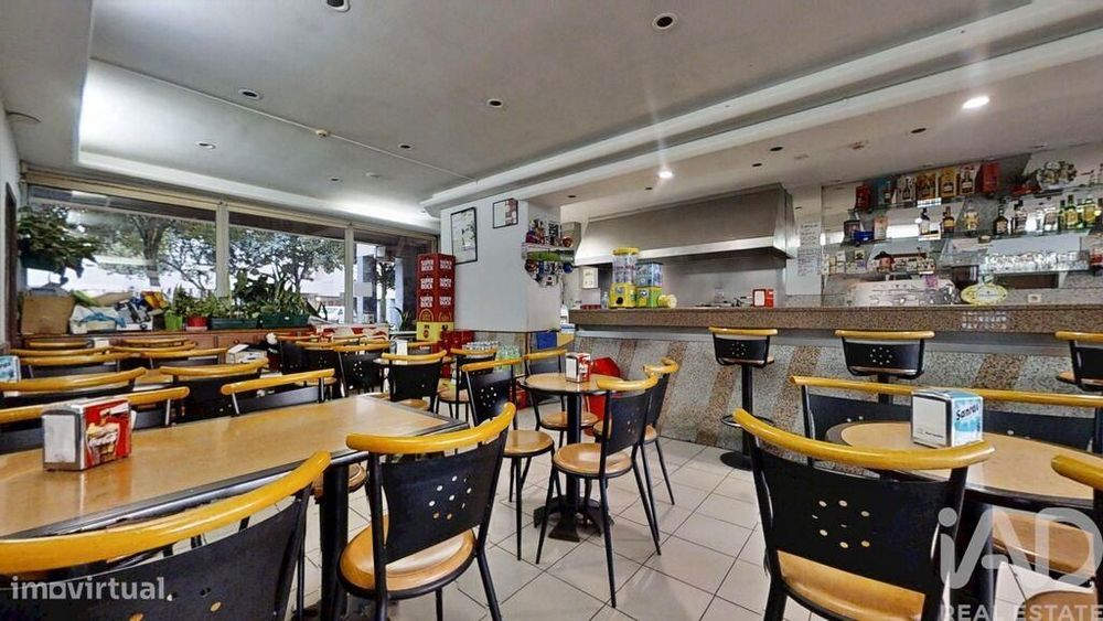 Loja / Estabelecimento Comercial em Mafamude e Vilar do Paraíso de 95,