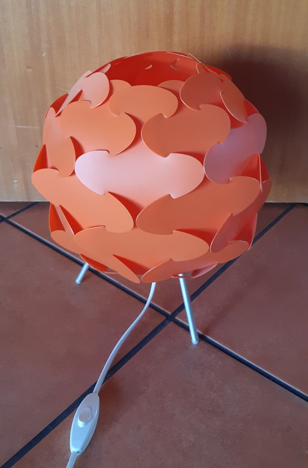Candeeiro de mesa cor laranja