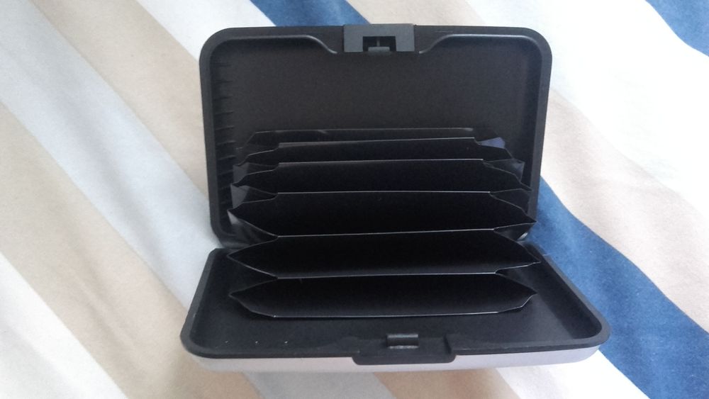 Etui ochronne na karty portfel aluminiowy z przegródkami podróżny RFID