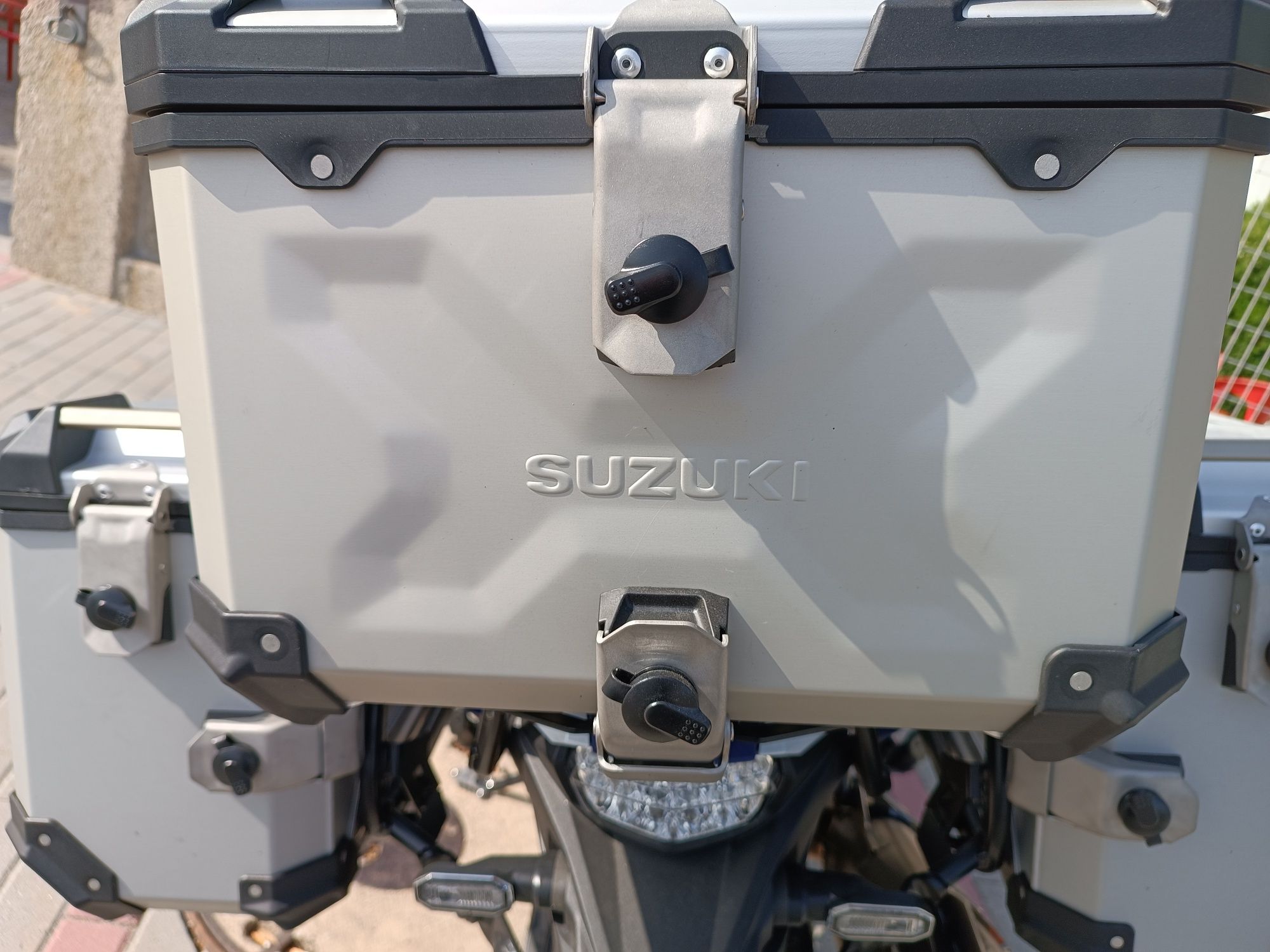 Malas laterais + top case Suzuki DE, DL, e suportes originais