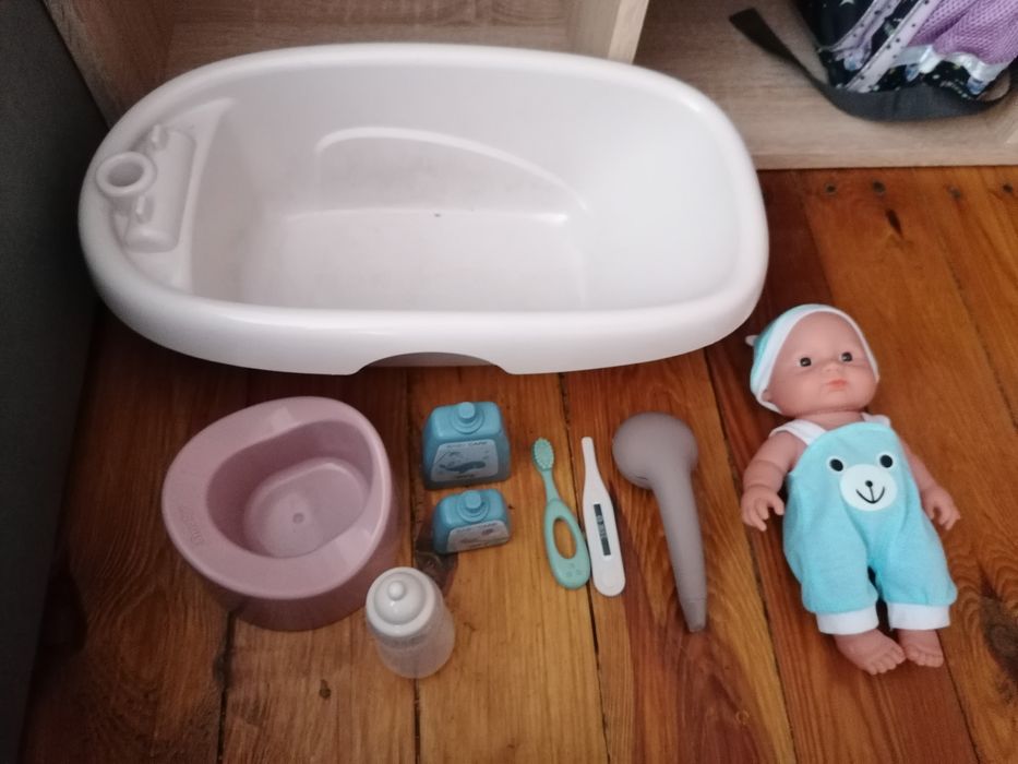 Wanienka dla lalek z lalka i akcesoriami