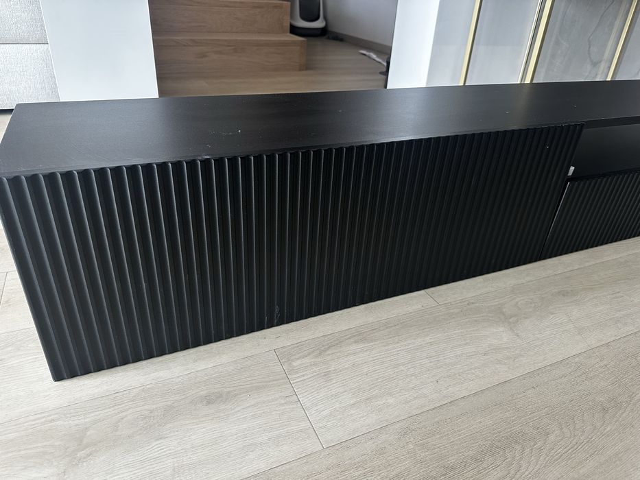 Szafka rtv czarna ryflowana