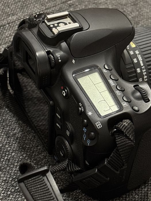 Canon eos 60d + etui + obiektyw 18-200mm + akumulator i ładowarka