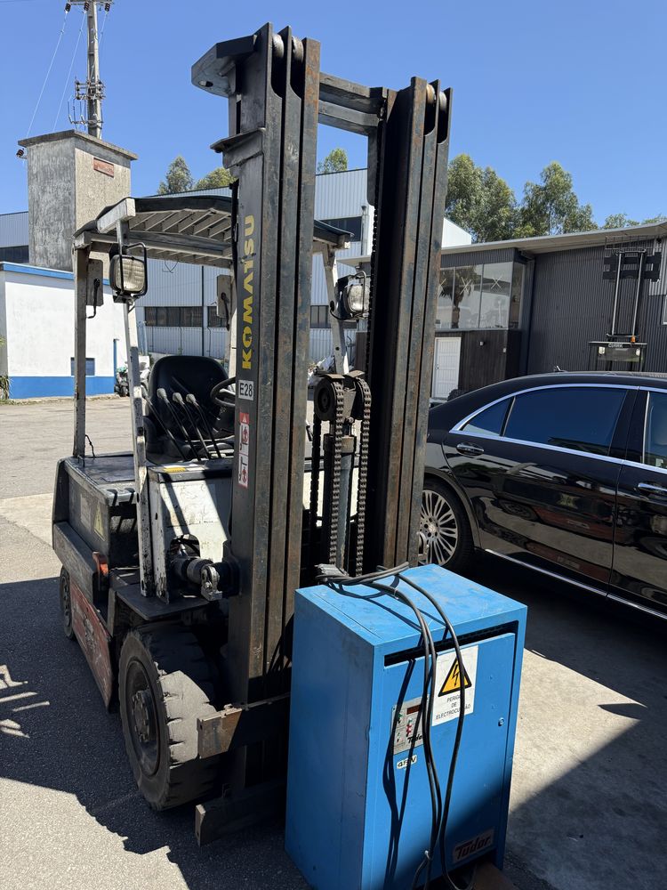 Empilhador komatsu eletrico de 1500 kgrs triplex elevacao livre e desl