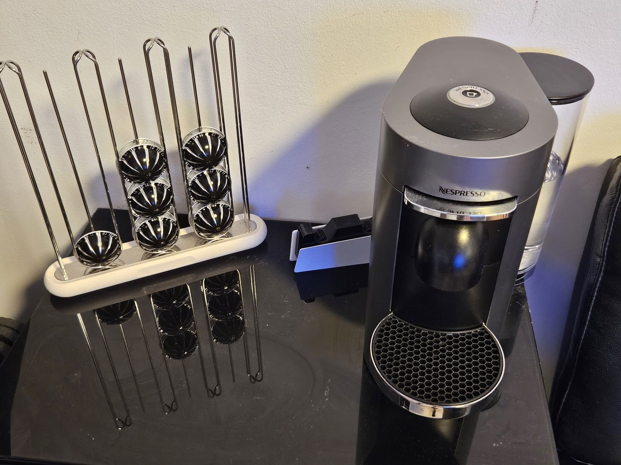 Nespresso Vertuo Plus deluxe Titan D com suporte para capsulas