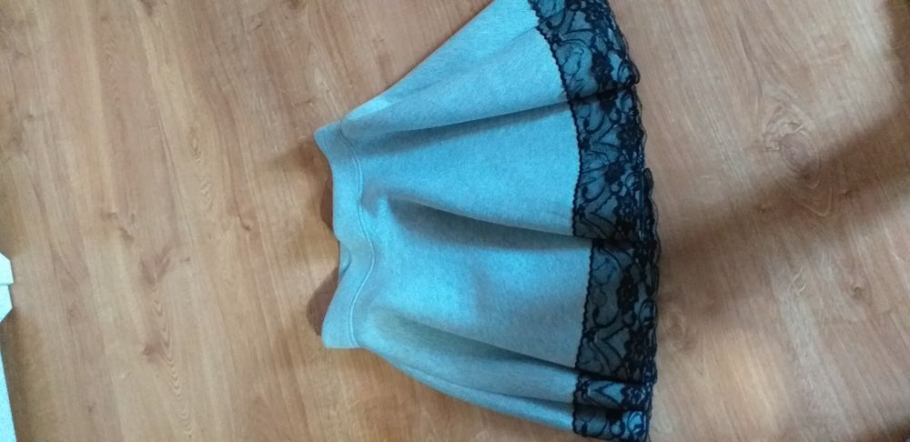 Spódnica rozkloszowana szara z koronką