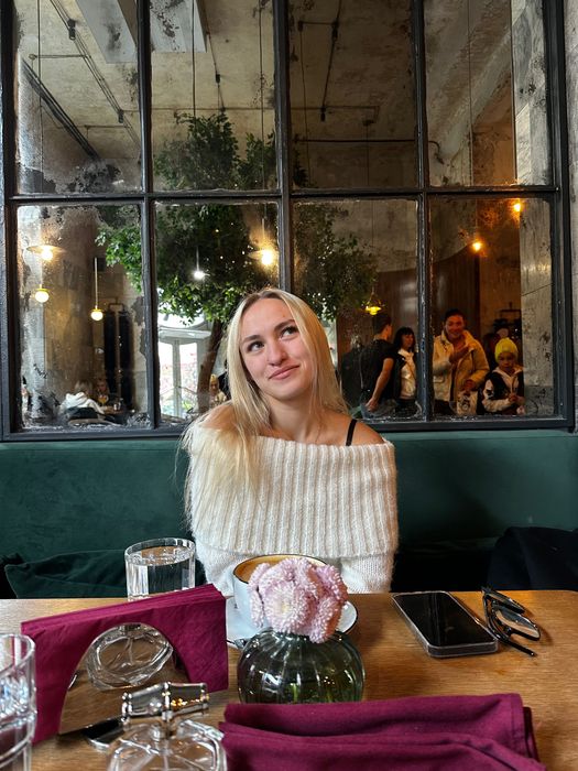 Светр жіночий з відкритими плечима Bershka