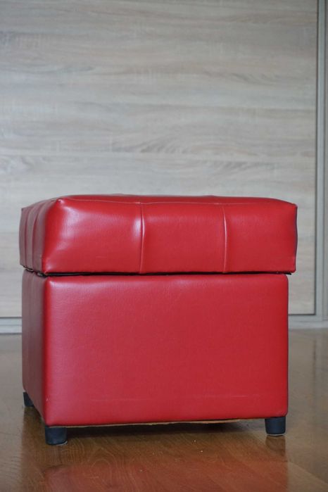 Pufy PRL czerwona skórzana pikowana