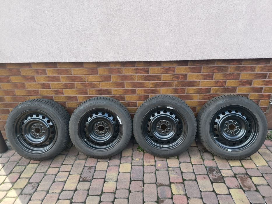 Opony zimowe Goodyear 205/55 R-16  wraz z felgami stalowymi