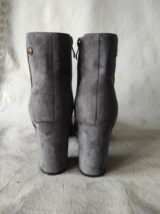 Szare botki zamszowe na słupku Casu nr 38