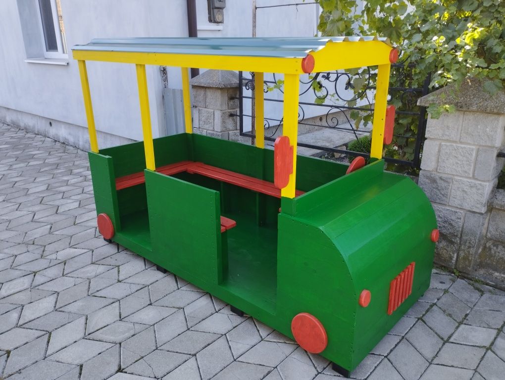 Поїзд,автобус та машинка для дитячого майданчику