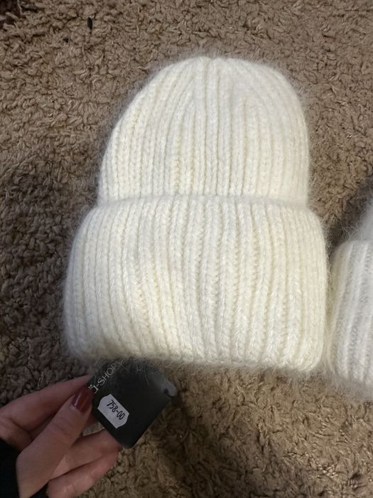 Белая шапка с ангори