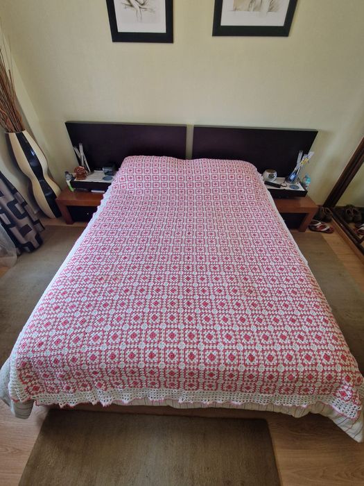 Colcha de crochê branca e rosa