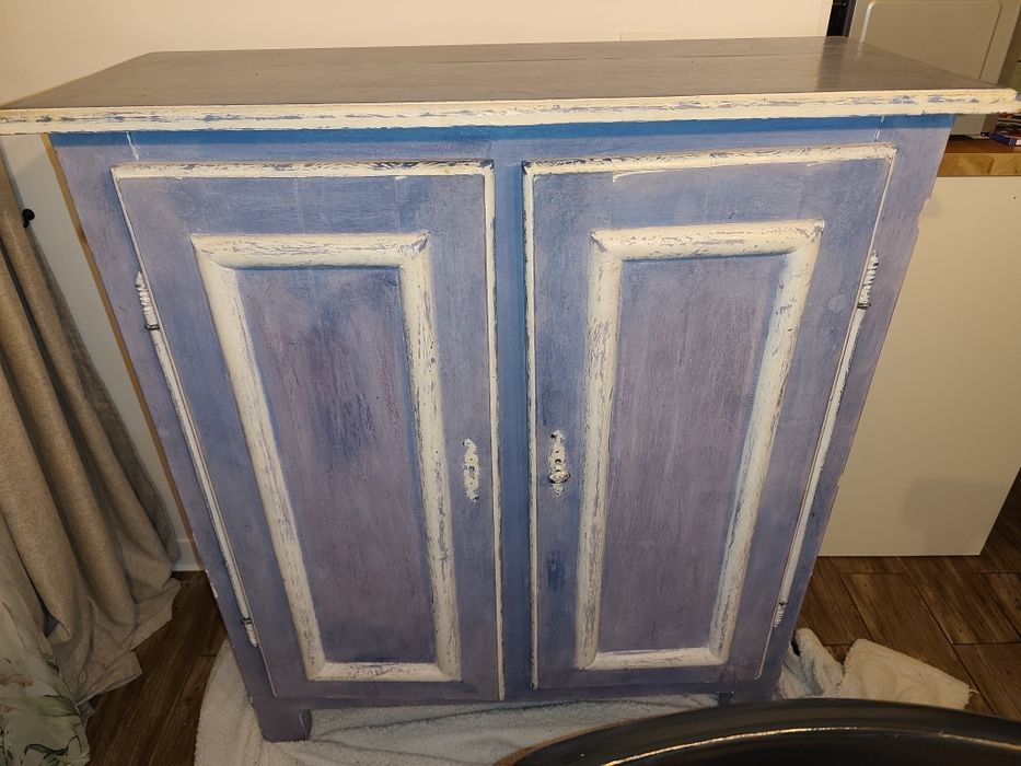 Śliczna niebieska komoda z bielonymi elementami