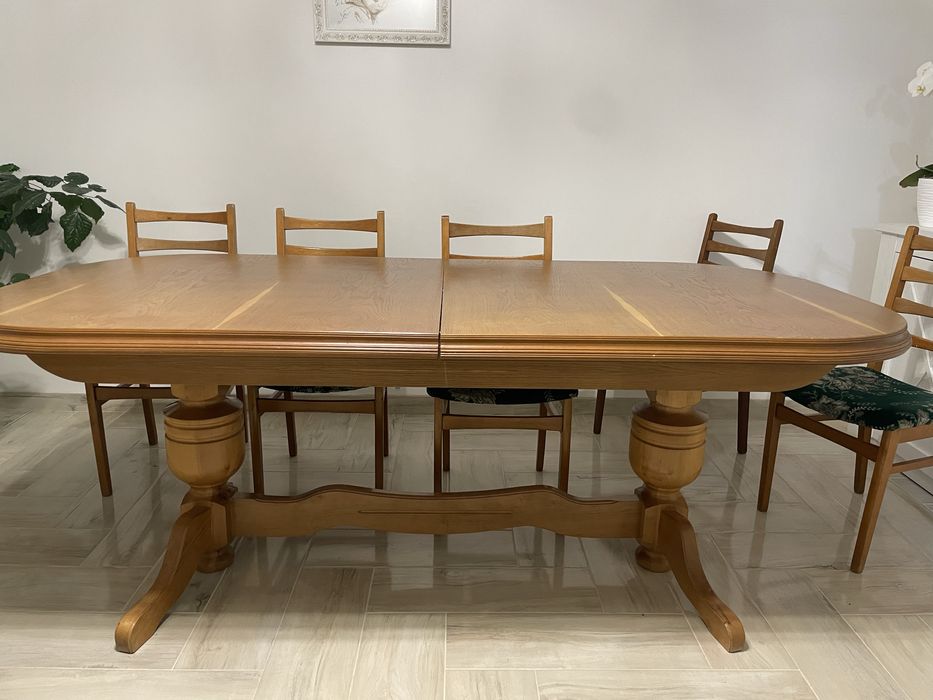 Стіл в вітальню в хорошому стані