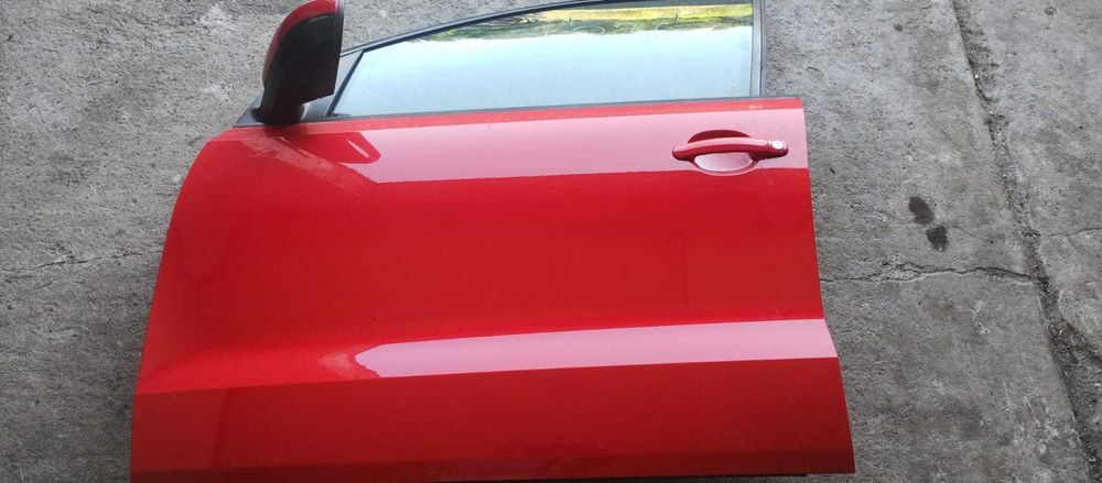 Drzwi przód tył prawe VW Polo R6
Kod lakieru: LP3G