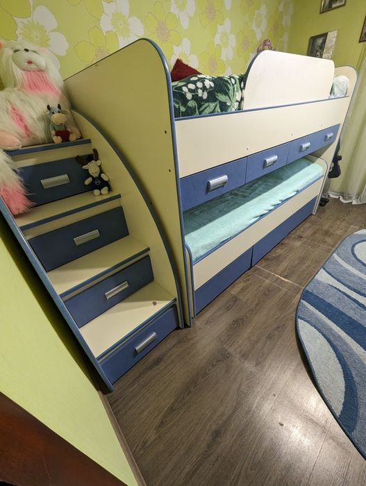 Детская спальня в хорошем состоянии, два матраса. Цена договорная