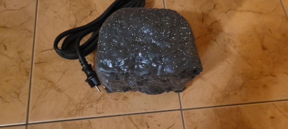 Przedłużacz rozgałęźnik w kształcie kamienia
