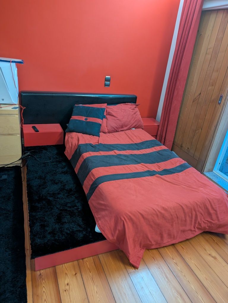 Cama e mesa cabeceira