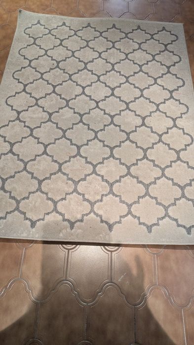 Szary dywan w geometryczne wzory
