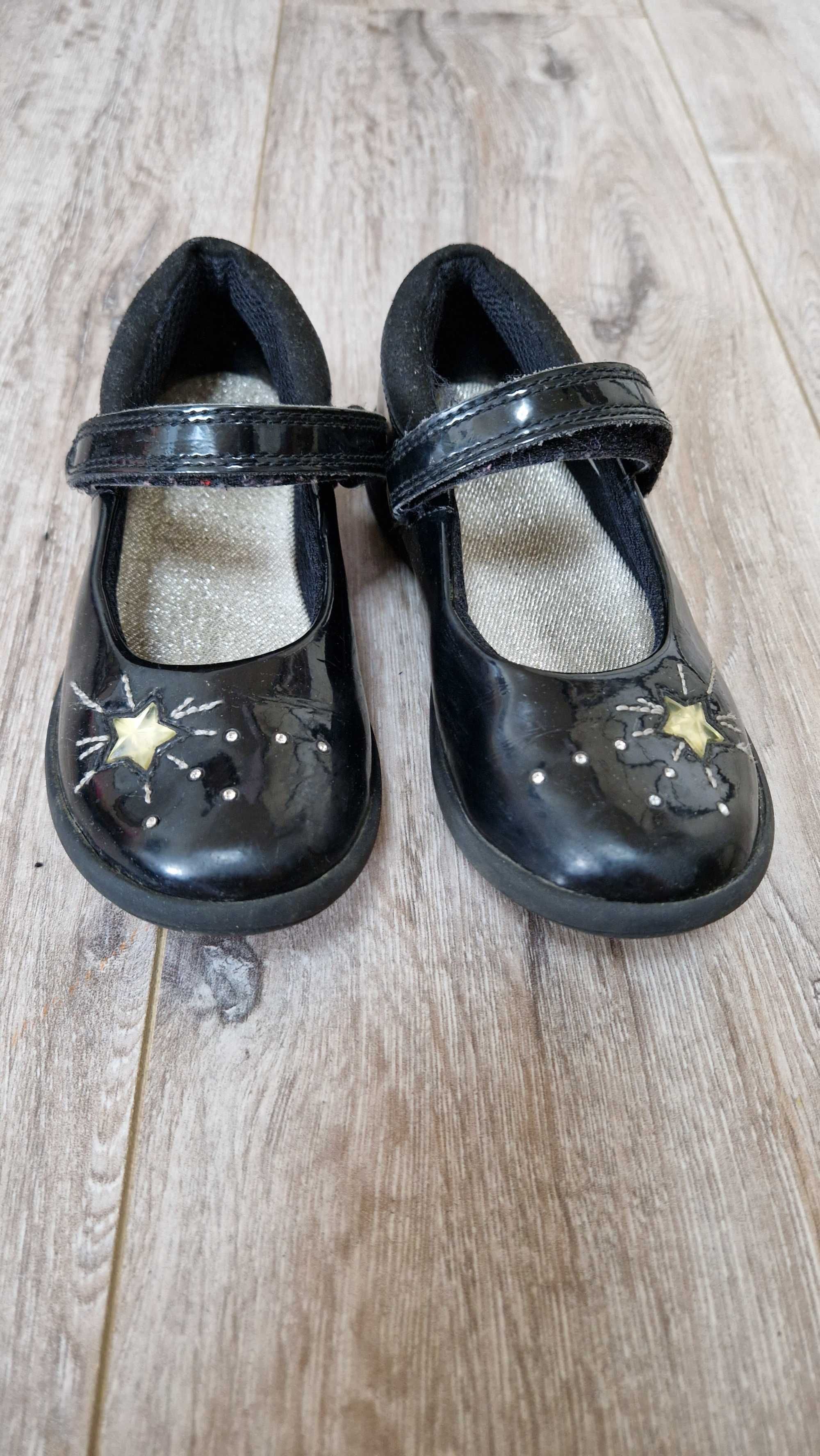 Лакові шкіряні туфлі M&S та Clarks