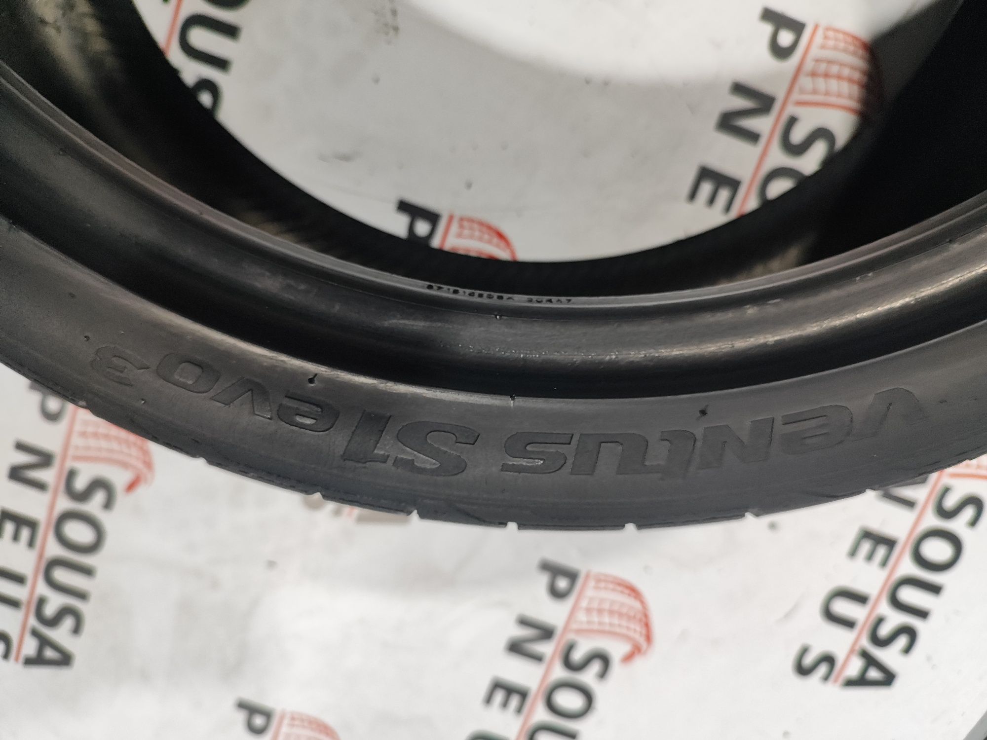2 pneus semi novos 235-35R19 Hankook - Oferta dos  portes