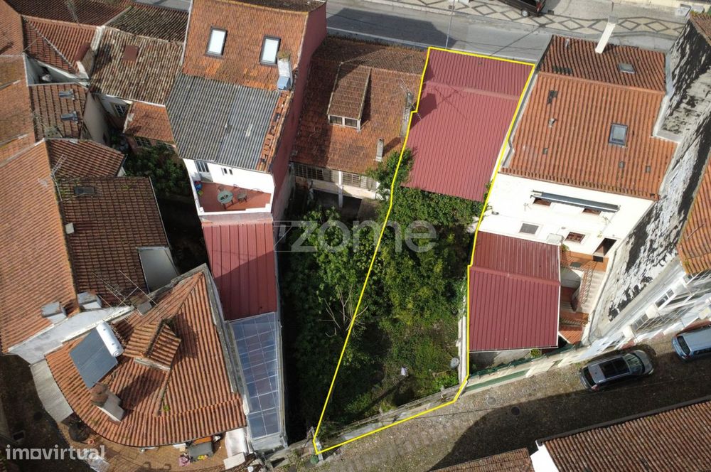 Moradia T3 | Recuperar | C/ Logradouro e Garagem | Central | Coimbra