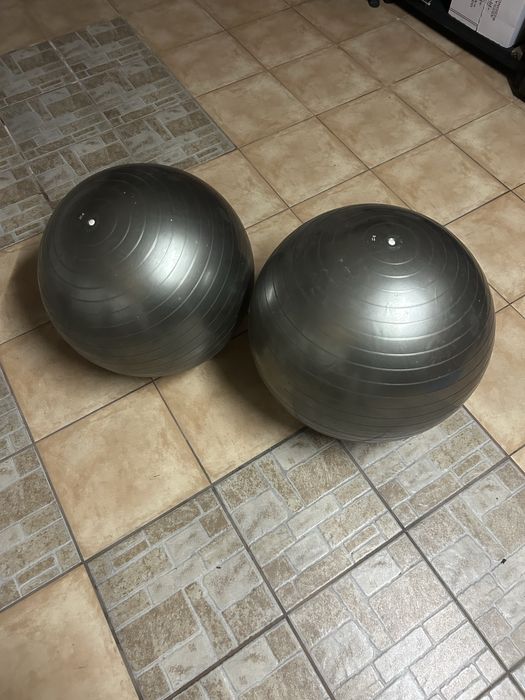 Duas bolas de pilates e arco de abdominais