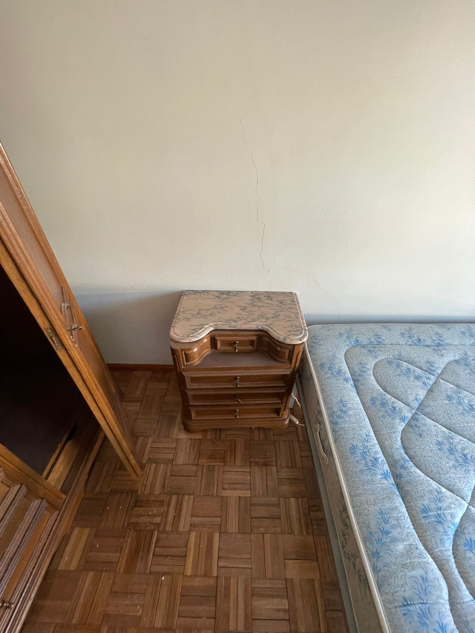Quarto completo com cama, roupeiro e cómoda em madeira – tampo mármore