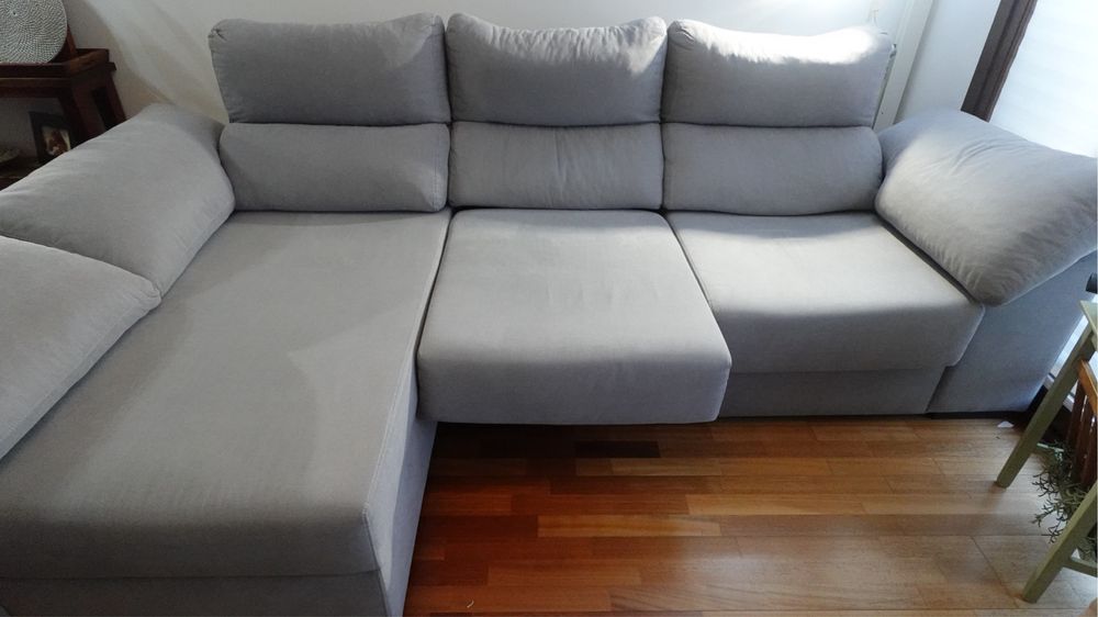 Sofa cinzento com 3 puffs e chaiselong