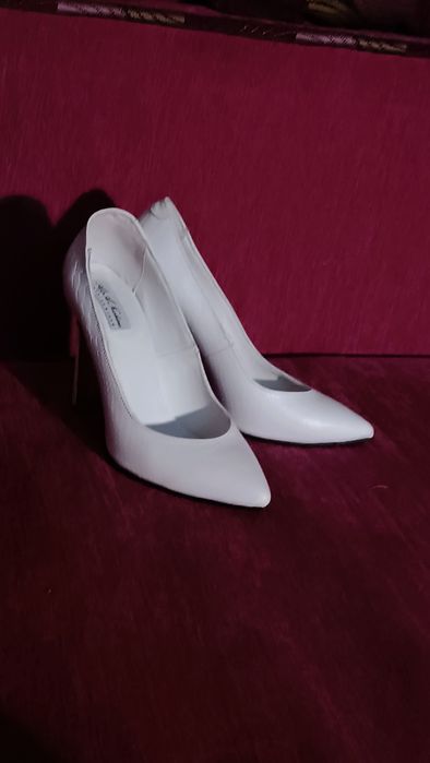 Весільні білі туфлі