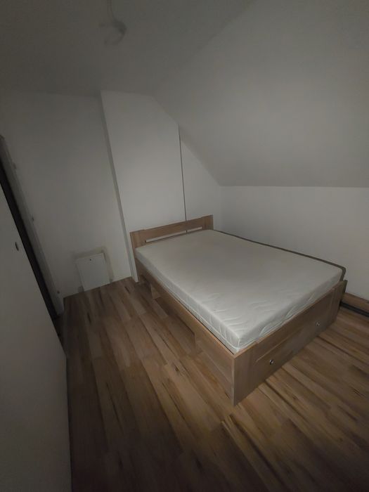 Łóżko z materacem