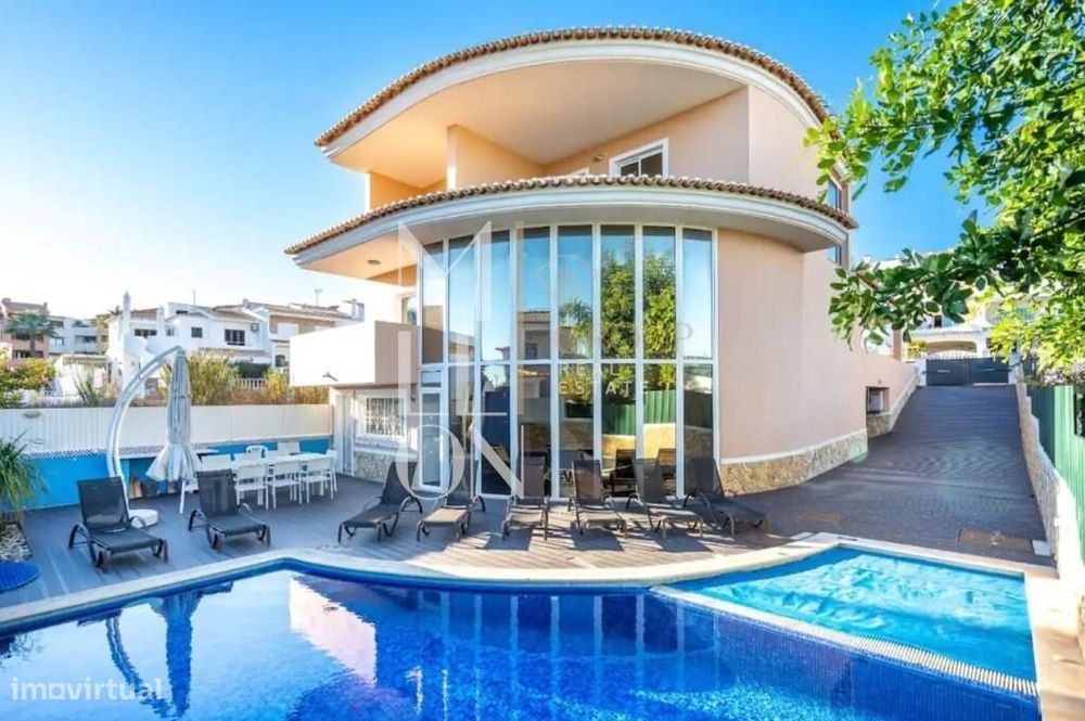 Fantástica Moradia T5 no Coração de Albufeira