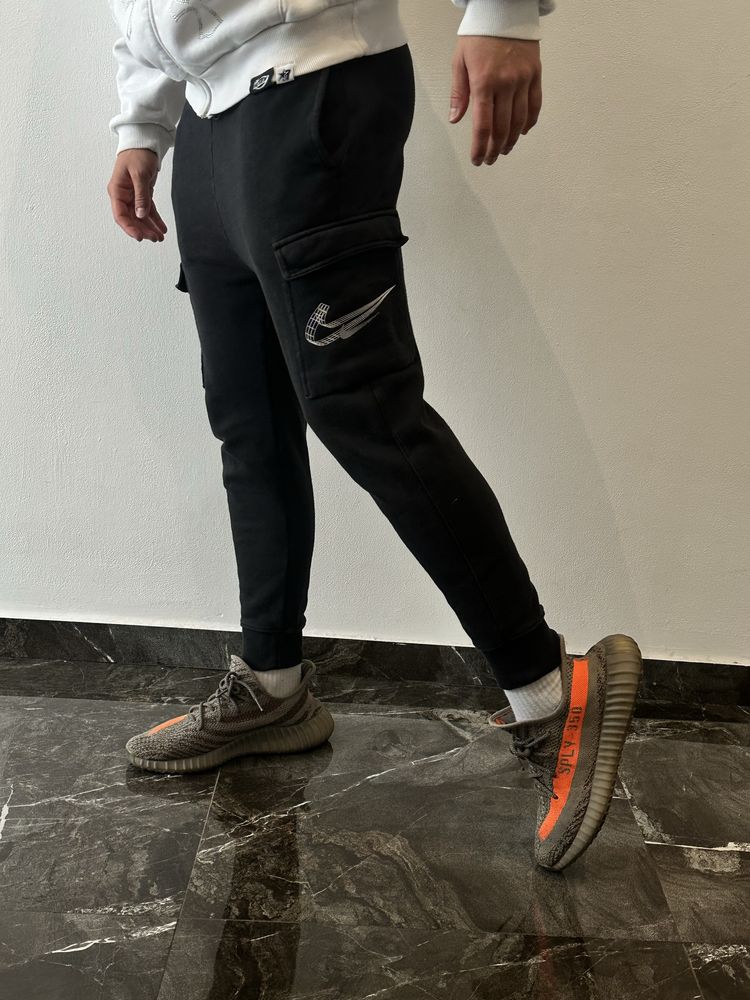 Nike spodnie dresowe czarne długie czargo z kieszeniami z nadrukiem