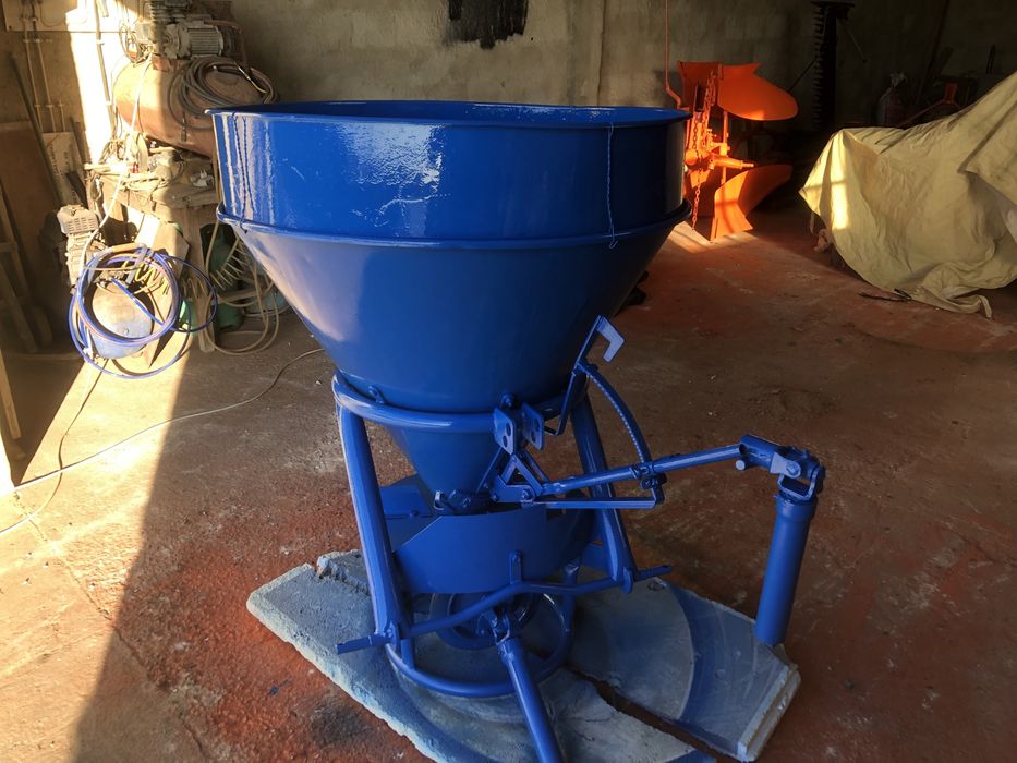 Vendo adubador ou semeador de funil com alguns anos mas todo restaurad