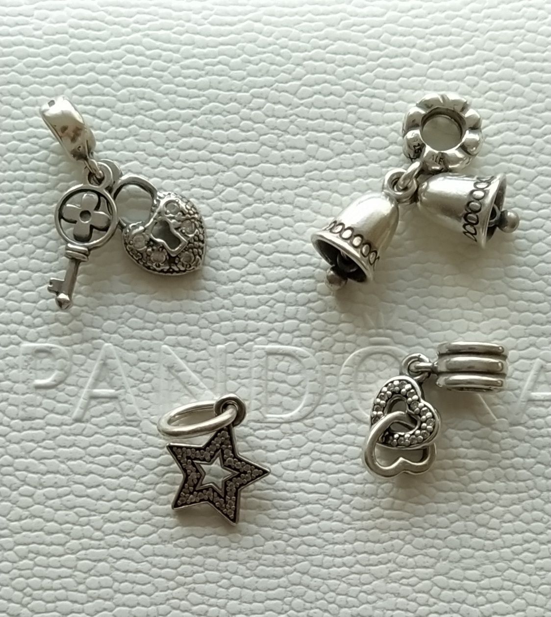 Продам оригинальный, серебряный браслет от Pandora с шармами.