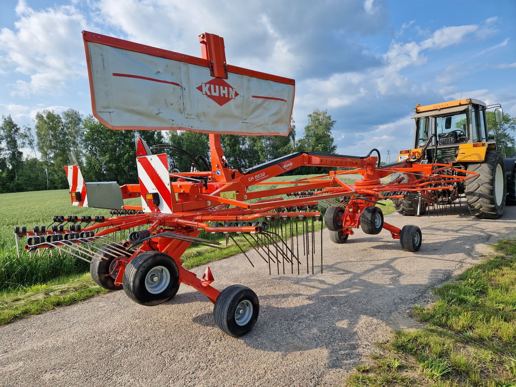 Zgrabiarka dwukaruzelowa KUHN GA 6632 Masterdrive 2012rok boczna Stoll