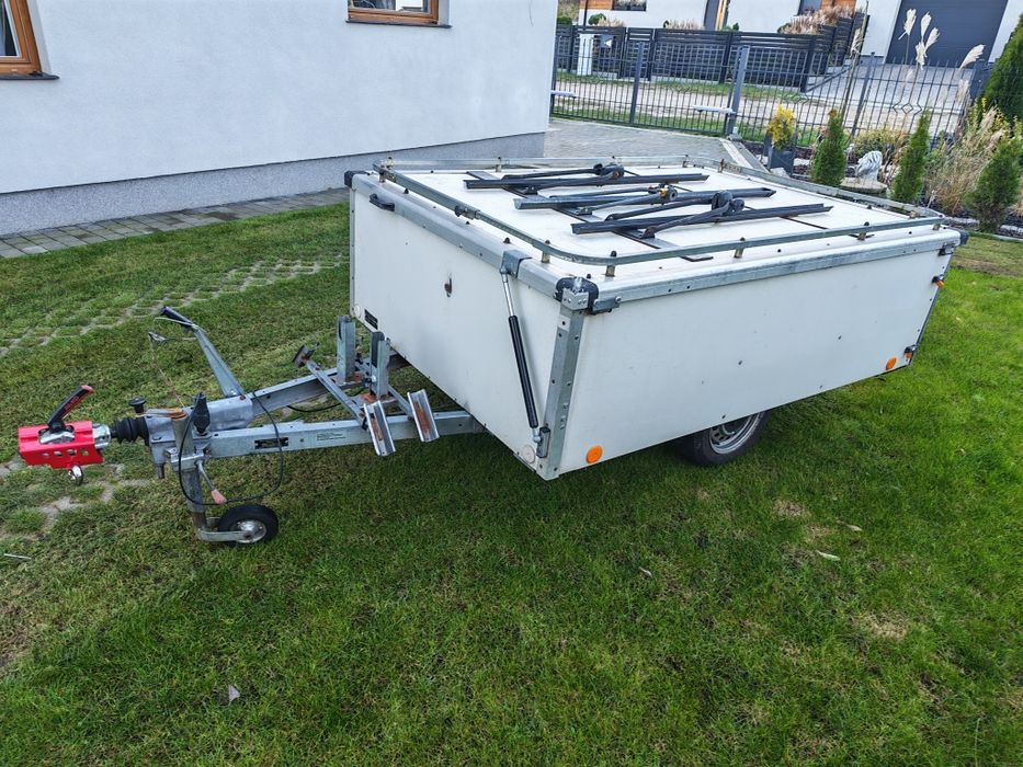 Przyczepka turystyczna z bagażniki na 5 rowerów