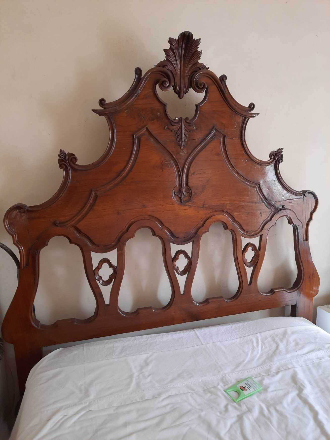 Cama de madeira maciça e respectivo colchão