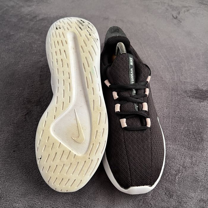 Жіночі кросівки Nike sportwear. P. 37,5.